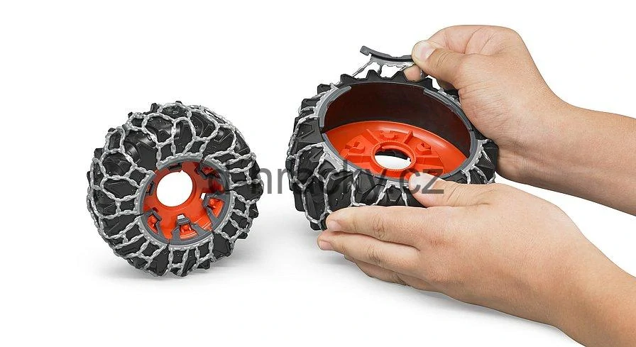 Bruder 3018 Claas Axion 950 se sněhovými řetězy a radlicí